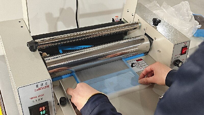 Три фактора, влияющие на термоламинирующую пленку: температура, скорость и давление.